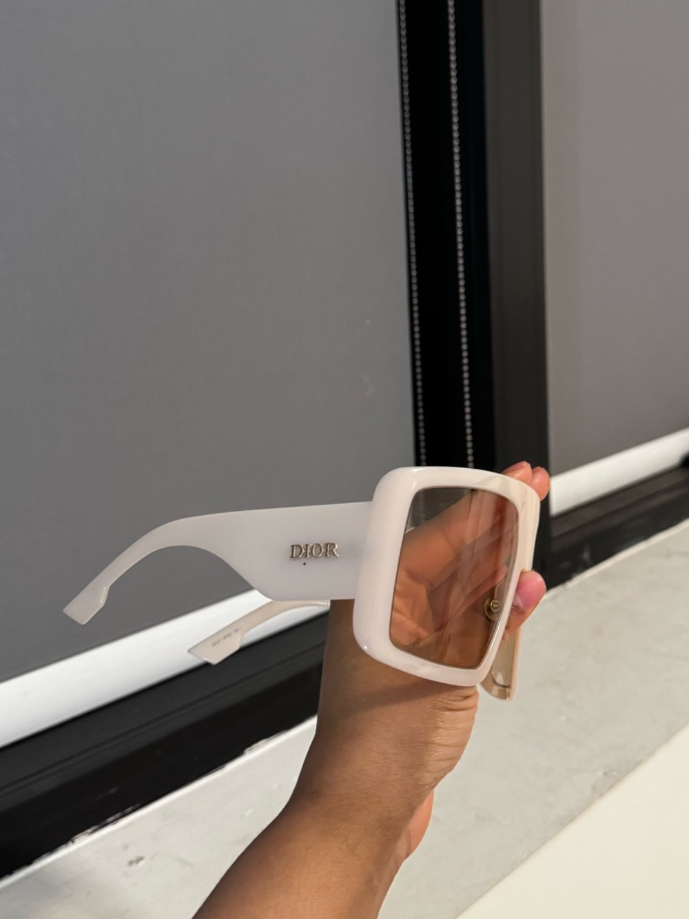 Dior so light sunglasses 
#sunglasses #goggles #dior - Picture 6 of 8